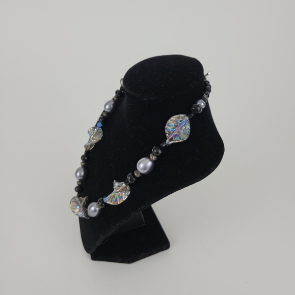 Chic Silver and Black Leaf Necklace - Picture 2 of 7